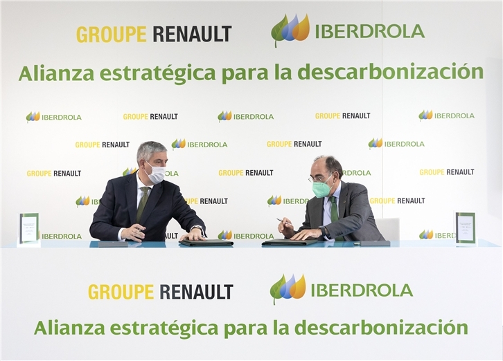 Ignacio Galán, presidente de Iberdrola, y José Vicente de los Mozos, director industrial de Grupo Renault y presidente-director general de Renault Iberia, en la firma del acuerdo esta mañana en las instalaciones de la Factoría de Carrocería y Montaje de Renault en Valladolid