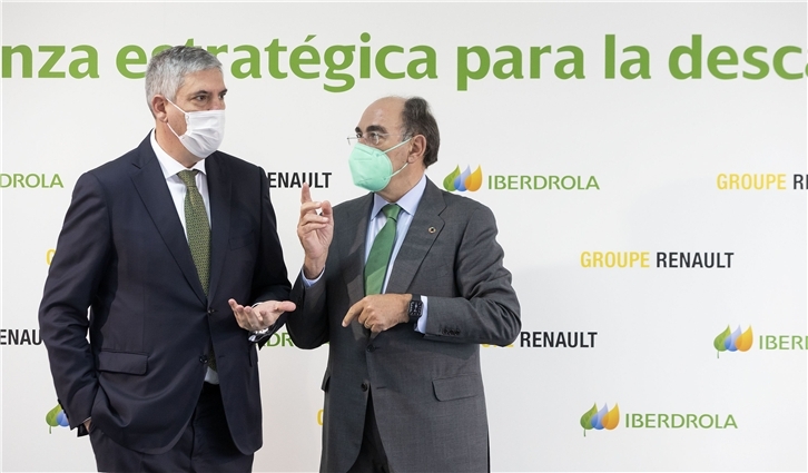 Ignacio Galán, presidente de Iberdrola, y José Vicente de los Mozos, director industrial de Grupo Renault y presidente-director general de Renault Iberia, en la firma del acuerdo esta mañana en las instalaciones de la Factoría de Carrocería y Montaje de Renault en Valladolid