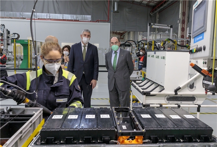 Ignacio Galán, presidente de Iberdrola, y José Vicente de los Mozos, director industrial de Grupo Renault y presidente-director general de Renault Iberia, en la firma del acuerdo esta mañana en las instalaciones de la Factoría de Carrocería y Montaje de Renault en Valladolid