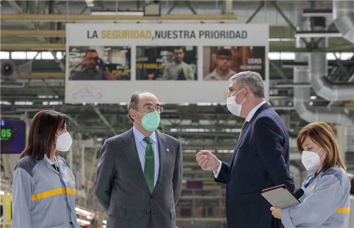 Ignacio Galán, presidente de Iberdrola, y José Vicente de los Mozos, director industrial de Grupo Renault y presidente-director general de Renault Iberia, en la firma del acuerdo esta mañana en las instalaciones de la Factoría de Carrocería y Montaje de Renault en Valladolid