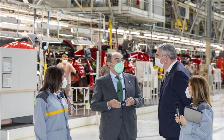 Ignacio Galán, presidente de Iberdrola, y José Vicente de los Mozos, director industrial de Grupo Renault y presidente-director general de Renault Iberia, en la firma del acuerdo esta mañana en las instalaciones de la Factoría de Carrocería y Montaje de Renault en Valladolid