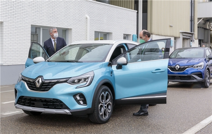 Ignacio Galán, presidente de Iberdrola, y José Vicente de los Mozos, director industrial de Grupo Renault y presidente-director general de Renault Iberia, en la firma del acuerdo esta mañana en las instalaciones de la Factoría de Carrocería y Montaje de Renault en Valladolid