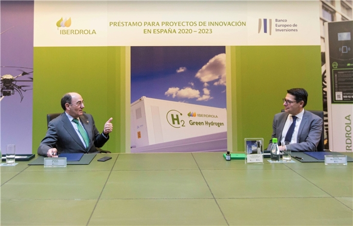 El presidente de Iberdrola, Ignacio Galán, con el vicepresidente del BEI, Ricardo Mourinho, durante el acto de firma