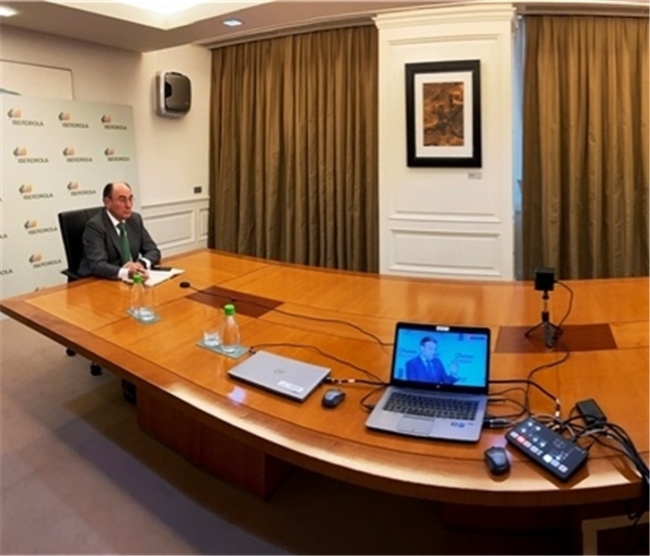 El presidente del grupo Iberdrola, Ignacio Galán, en un encuentro virtual con el presidente francés, Emmanuel Macron