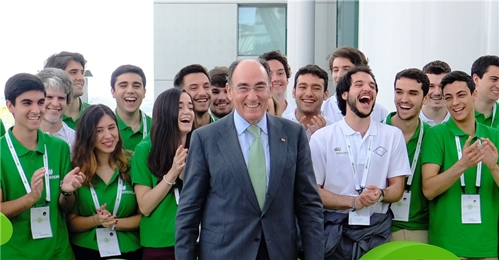 Ignacio Galán, presidente de Iberdrola, con jóvenes participantes en Innoday