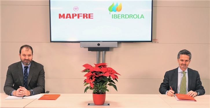 A la izquierda, Raúl Costilla, director general comercial y de negocio de MAPFRE IBERIA, y a la derecha, Alfonso Calderón, director comercial de Iberdrola en España.