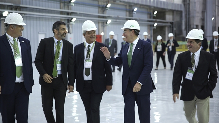 Ignacio Galán, presidente de Iberdrola, con empleados de Neoenergia en la inauguración de la central hidroeléctrica Baixo Iguaçú