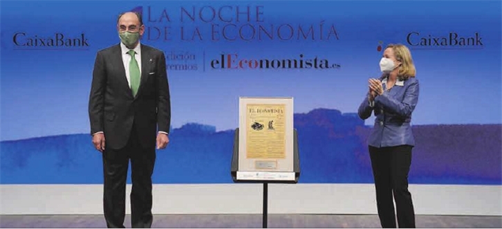 Ignacio Galán, presidente de Iberdrola, recoge el premio de la mano de Nadia Calviño, vicepresidenta tercera del Gobierno de España y ministra de Economía