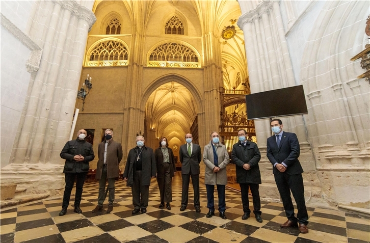 El deán-presidente del Cabildo, Ángel de la Torre; el subdelegado del Gobierno en Palencia, Ángel Miguel Gutiérrez; el obispo de Palencia, Manuel Herrero; la presidenta de la Diputación de Palencia, Mª Ángeles Armisén; el director de la Fundación Iberdrola España, Ramón Castresana; el delegado territorial de la Junta de Castilla y León en Palencia, José Antonio Rubio; el director General de Patrimonio de la Junta de Castilla y León, Gumersindo Bueno, y el alcalde de la ciudad, Mario Simón Martín