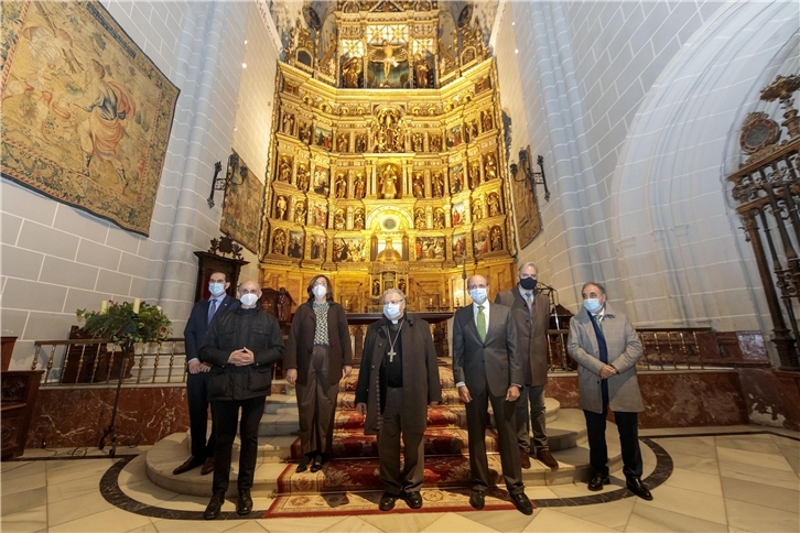 El alcalde de la ciudad, Mario Simón Martín; el deán-presidente del Cabildo, Ángel de la Torre; la presidenta de la Diputación de Palencia, Mª Ángeles Armisén; el obispo de Palencia, Manuel Herrero; el director de la Fundación Iberdrola España, Ramón Castresana; el subdelegado del Gobierno en Palencia, Ángel Miguel Gutiérrez, y el delegado territorial de la Junta de Castilla y León en Palencia, José Antonio Rubio