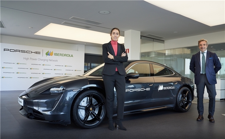 Raquel Blanco, directora global de Smart Mobility de Iberdrola, y Tomás Villén, director general de Porsche Ibérica