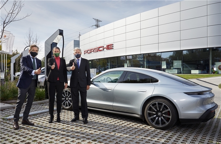 Raquel Blanco, directora global de Smart Mobility de Iberdrola, y Tomás Villén, director general de Porsche Ibérica