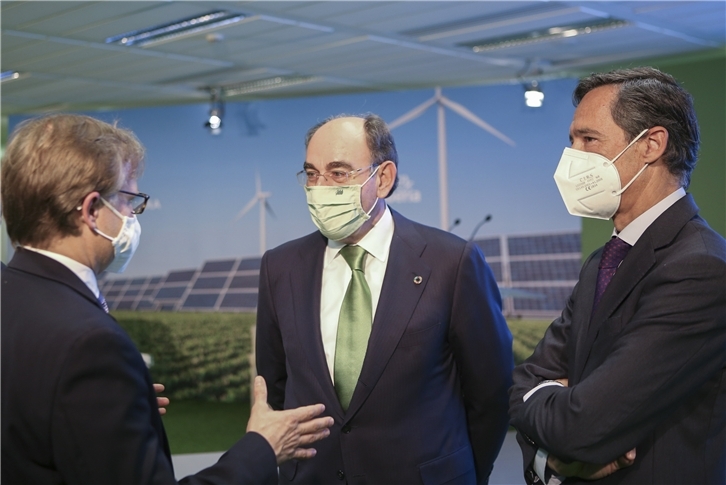 El presidente de Iberdrola, Ignacio Galán, y el presidente de Fertiberia, Javier Goñi, charlan con Roland Oelschläger, investor advisory de Triton