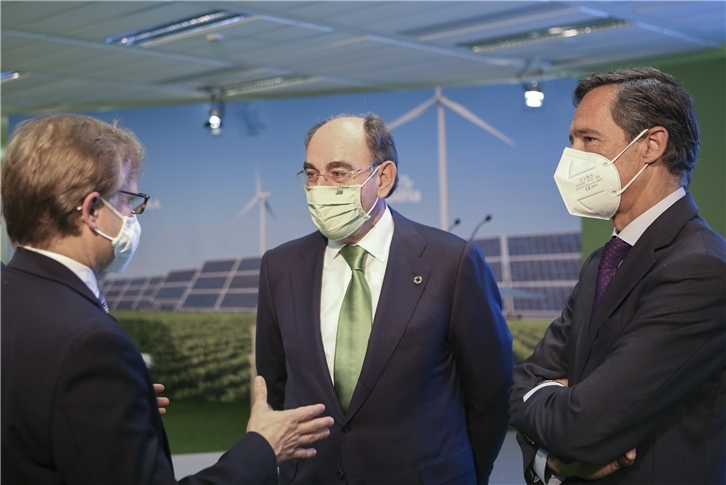 El presidente de Iberdrola, Ignacio Galán, y el presidente de Fertiberia, Javier Goñi, charlan con Roland Oelschläger, Investment Advisory Professional de Triton