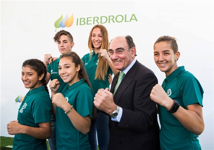 El presidente de Iberdrola, Ignacio Galán, con deportistas