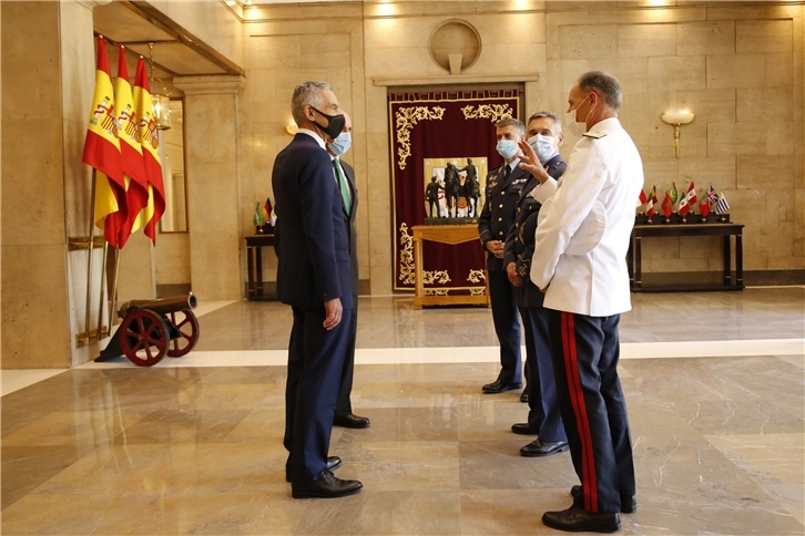 El presidente de la Fundación Iberdrola España, Fernando García, y el jefe del Estado Mayor de la Defensa (JEMAD), general del Aire Miguel Ángel Villarroya Vilalta, tras la formalización del acuerdo