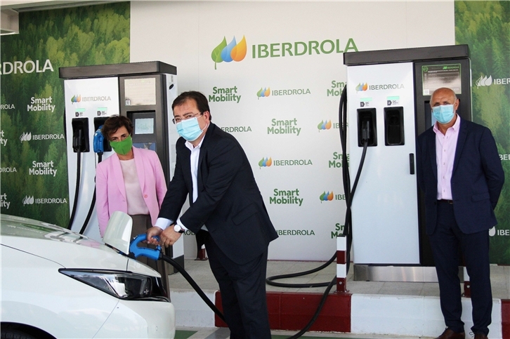 Primera recarga vehículo eléctrico Iberdrola Monesterio 