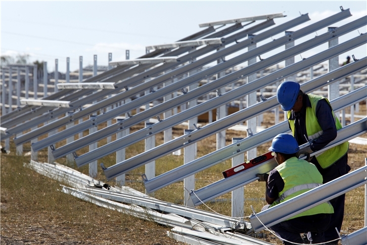 Trabajadores en la construcción de una planta fotovoltaica de Iberdrola en España