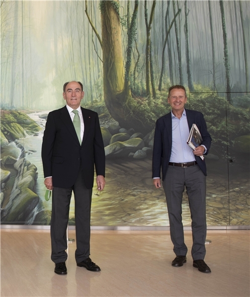 El presidente del grupo Iberdrola, Ignacio Galán, junto al CEO del Grupo Volkswagen y presidente del Consejo de Administración de SEAT, Dr. Herbert Diess