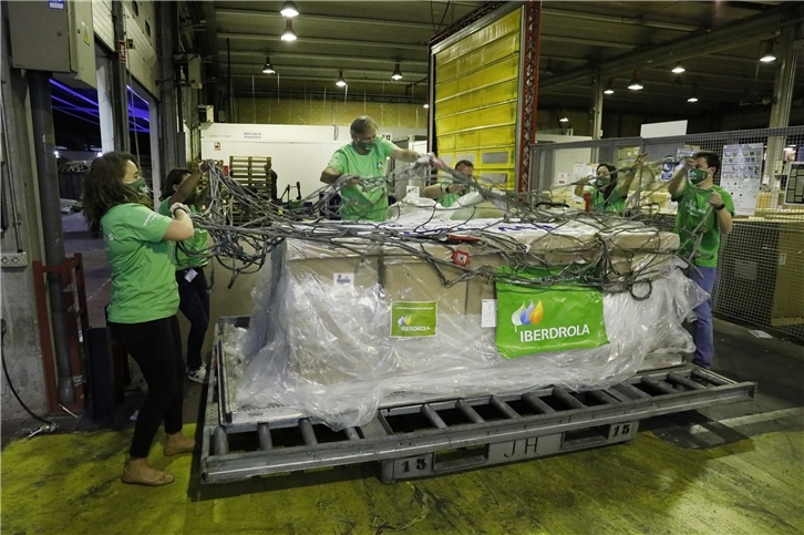 Voluntarios Iberdrola - Llegada respiradores a Barajas