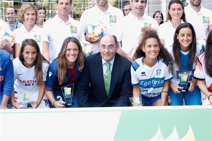 Ignacio Galán, presidente de Iberdrola, con deportistas de la Primera Iberdrola.