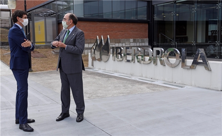 El presidente de Iberdrola, Ignacio Galán, con el diputado general de Bizkaia, Unai Rementeria