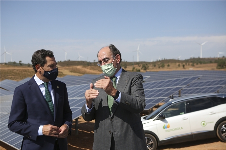 Ignacio Galán y Juanma Moreno en la inauguración de la planta fotovoltaica Andévalo, en Huelva