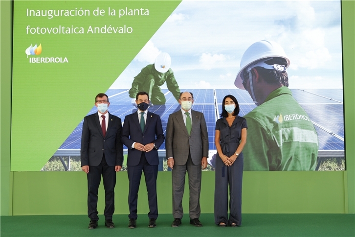 Ignacio Galán y Juanma Moreno en la inauguración de la planta fotovoltaica Andévalo, en Huelva