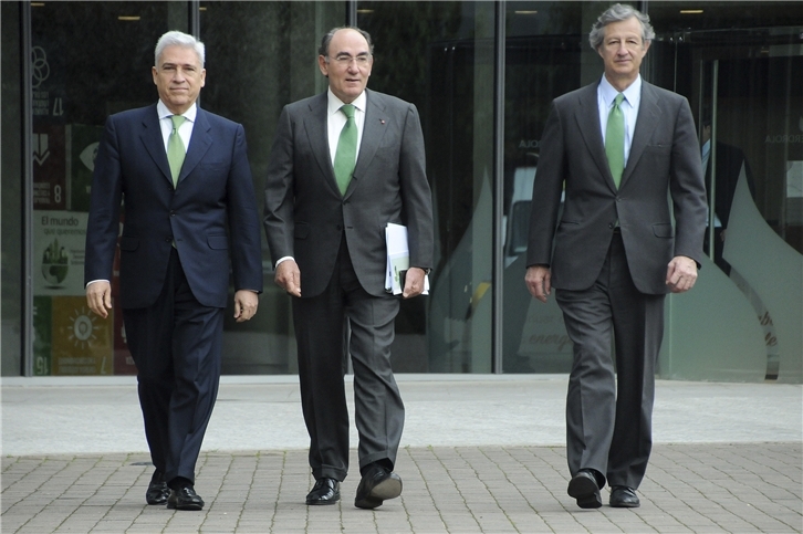 De izquierda a derecha, el director general de los Negocios de Iberdrola, Francisco Martínez Córcoles; el presidente del grupo, Ignacio Galán, y el director general de Finanzas y Recursos, José Sainz Armada.