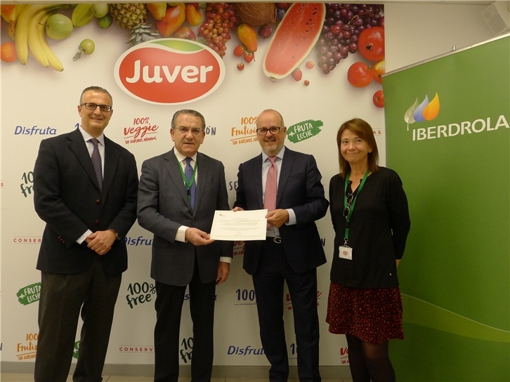 Firma del acuerdo de Iberdrola y Juver. De izquierda a derecha: Ricardo Moreno, Director de Operaciones y Calidad de Juver, Patricio Valverde, delegado Iberdrola en la Región de Murcia, Juan Ramón Ugarte, Director General de Juver e Itziar Pérez Lledó, responsable Iberdrola Clientes Región de Murcia.