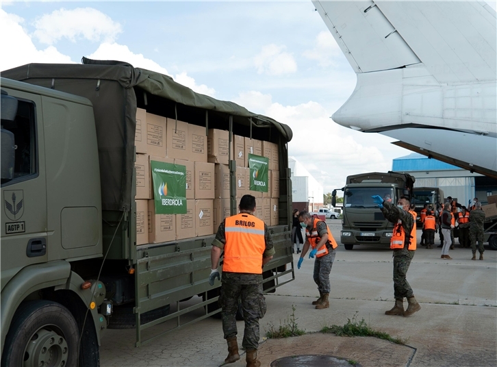 El Ejército transporta material donado Iberdrola