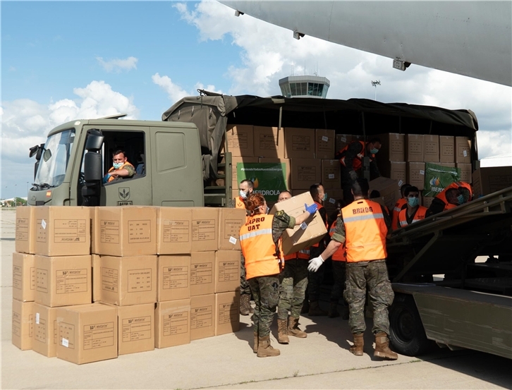 El Ejército transporta material donado Iberdrola