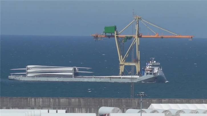 Compactado recursos llegada de barco cargado de palas al puerto