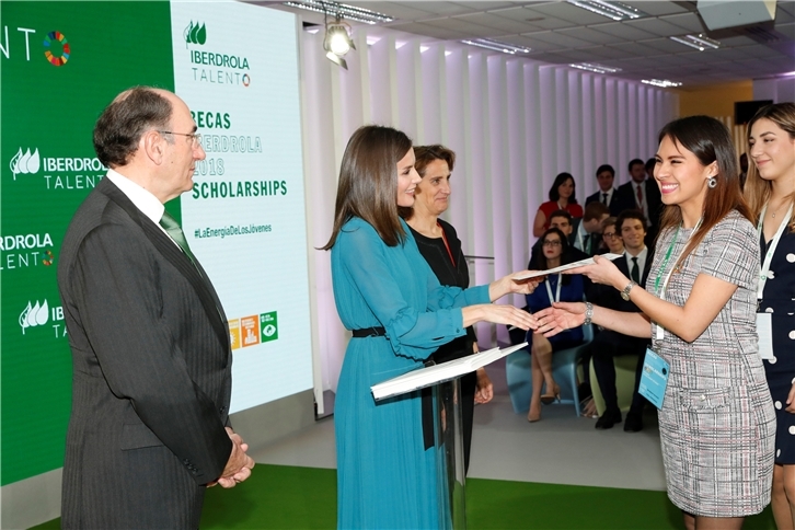 S. M. la Reina Letizia y al presidente de Iberdrola, Ignacio Galán, en la entrega de becas y ayudas a la investigación Iberdrola para el curso 2019-2020.