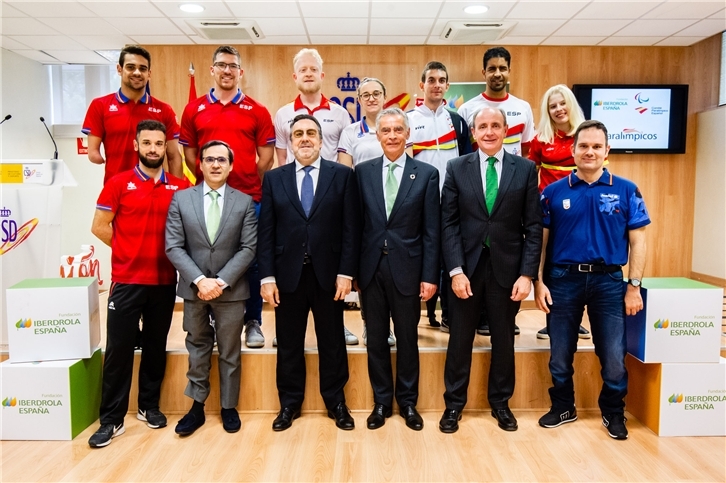 El presidente del Comité Paralímpico Español, Miguel Carballeda (tercero por la izquierda), y el presidente de la Fundación Iberdrola España, Fernando García (cuarto por la izquierda), junto a los deportistas que han recibido las becas