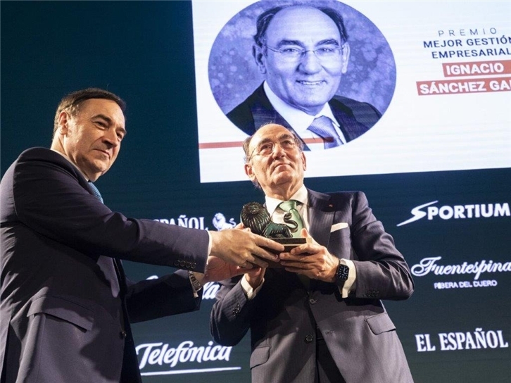 Pedro J. Ramírez, director de 'El Español', entregó el trofeo a Ignacio Galán.