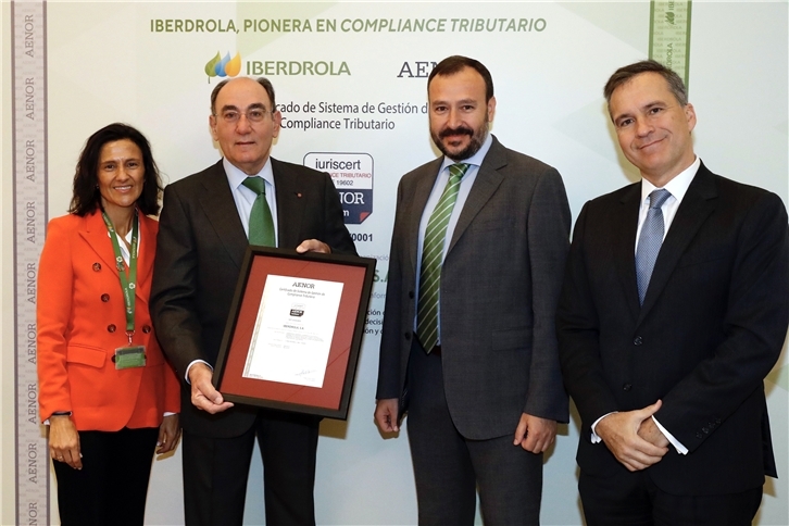 De izquierda a derecha: Begoña García-Rozado, directora global de Fiscalidad de Iberdrola; Ignacio Galán, presidente del Grupo; Agustín Delgado, director de Innovación, Sostenibilidad y Calidad de la compañía; y Rafael García Meiro, CEO de AENOR.