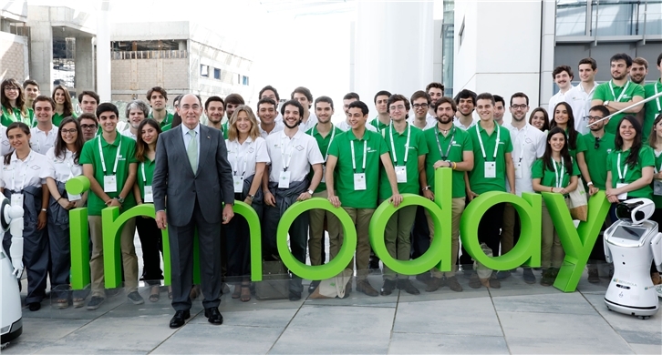 Galán con jóvenes participantes en Innoday