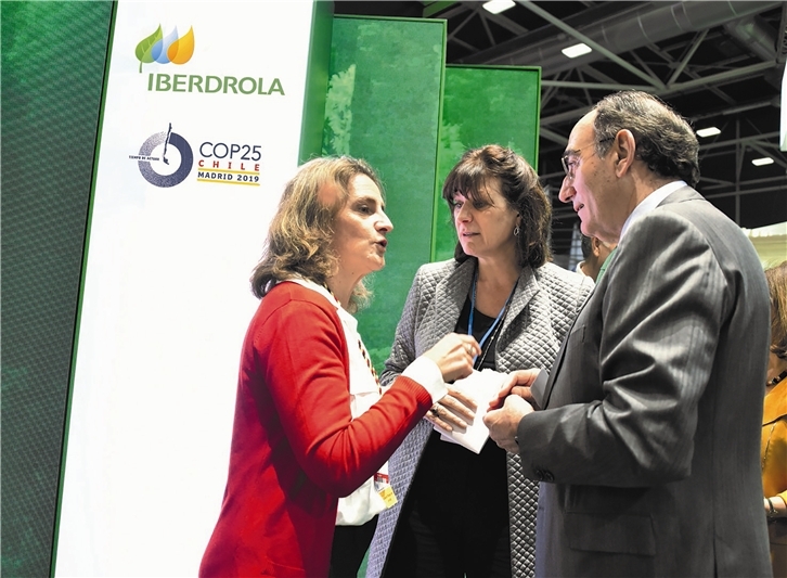 La ministra en funciones para la Transición Ecológica, Teresa Ribera, visita el stand de Iberdrola, donde se ha reunido con Ignacio Galán, presidente de la compañía, y Claire Perry O’Neill, presidenta de la COP 2020.
