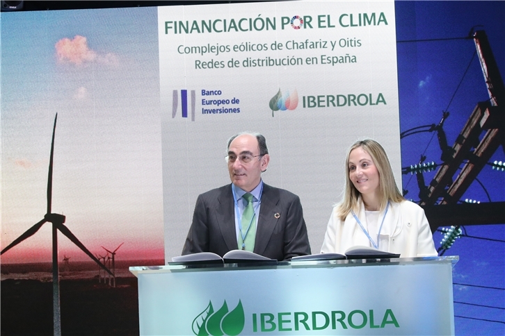 El presidente del grupo Iberdrola, Ignacio Galán, con la vicepresidenta del BEI, Emma Navarro.