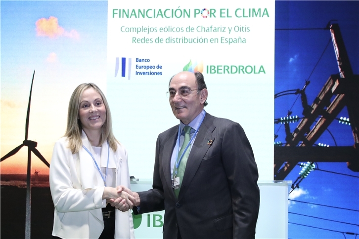 El presidente del grupo Iberdrola, Ignacio Galán, con la vicepresidenta del BEI, Emma Navarro.