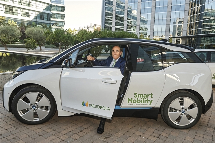 Ignacio Galán en un coche eléctrico de Iberdrola