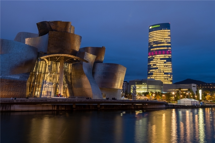 Iluminación Torre Iberdrola Día Mundial Cáncer de Mama (1)