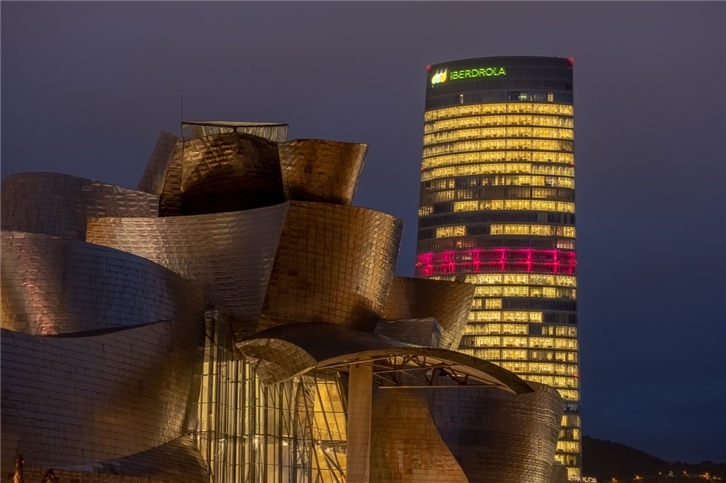 Iluminación Torre Iberdrola Día Mundial Cáncer de Mama (2)