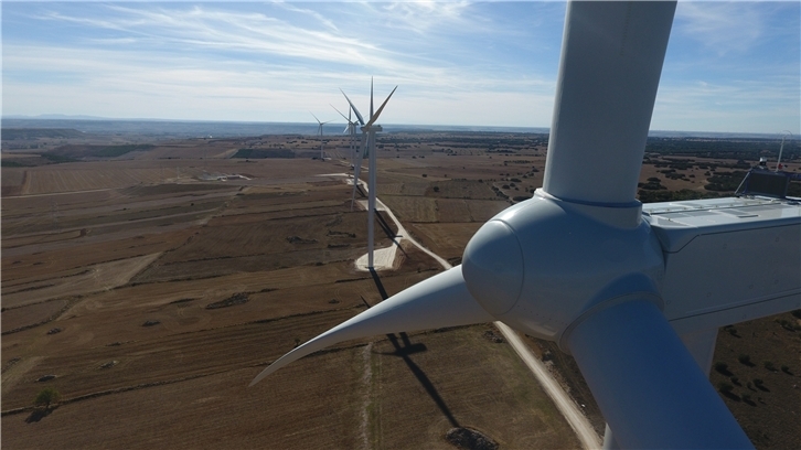 Parque eólico Ballestas Casetona con aerogenerador en primer plano