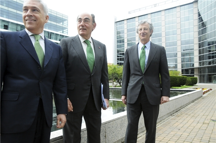 De izquierda a derecha: el director general de los Negocios de Iberdrola, Francisco Martínez Córcoles; el presidente del grupo, Ignacio Galán, y su director general de Finanzas y Recursos, José Sainz Armada.