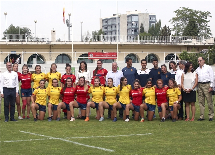 Galán y la Reina, con las jugadoras de rugby 7.