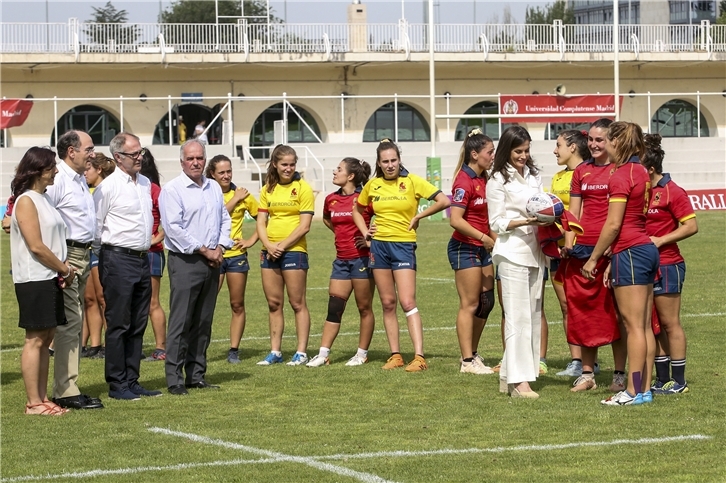 Galán y la Reina, con las jugadoras de rugby 7.