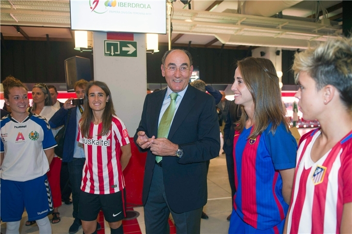 Galán, con varias representantes de los equipos de fútbol femenino