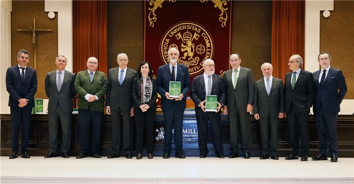 Galán y Arias Cañete junto al el rector de la Universidad Pontificia Comillas, Julio L. Martínez, los codirectores de la obra, Román Escudero y Santiago Martínez Garrido, y varios de sus coordinadores y coautores, como la presidenta emérita del Tribunal Constitucional, Mª Emilia Casas, y el catedrático de Derecho Constitucional Manuel Aragón.